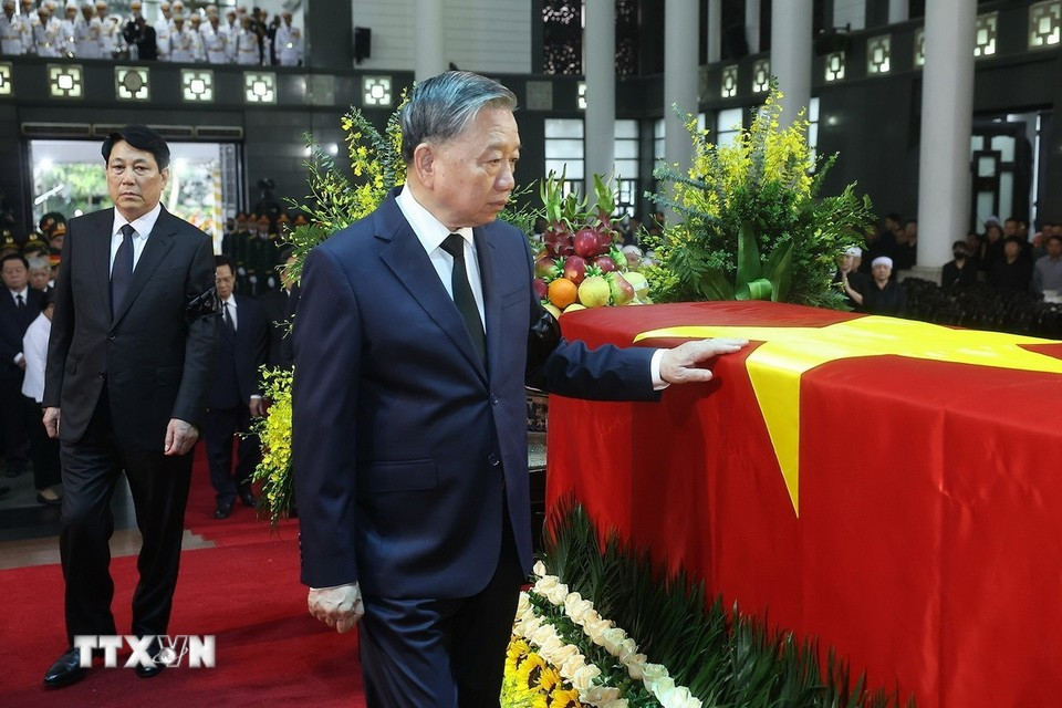El secretario general del Partido Comunista, To Lam, el presidente Luong Cuong y otros delegados rodean el ataúd para despedir al expresidente Tran Duc Luong. (Foto: VNA)