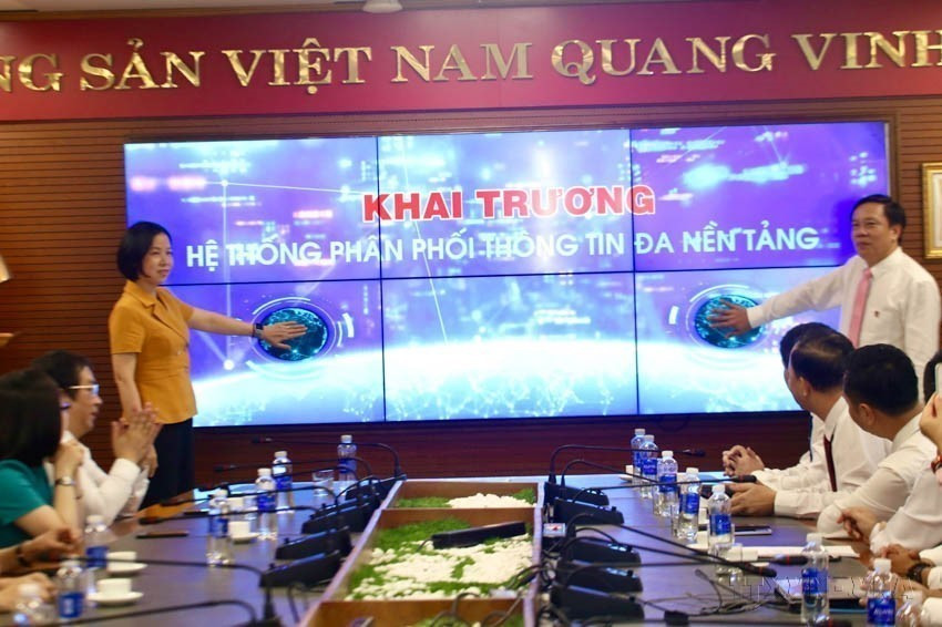 El portal chinhsachcuocsong.vn de la VNA fue creado para actualizar oportunamente documentos y nuevas políticas. (Foto: Tran Le Lam – VNA)