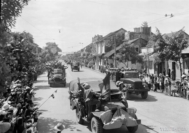 A las 6:00 horas, el Regimiento de la Capital entró por la Puerta Sur, procedente de Cau Giay. (Foto: VNA)