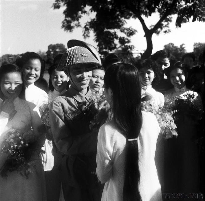 El mayor general Vuong Thua Vu, comandante de la 308.ª División y presidente del Comité Militar de la Ciudad, fue recibido por alumnas de la Escuela Trung Vuong, quienes le ofrecieron flores en el lago Hoan Kiem durante la jornada de liberación. (Foto: Archivos de VNA)