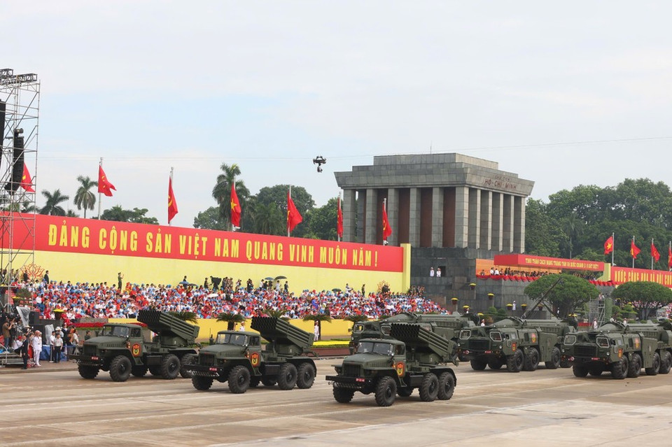 El lanzador de cohetes múltiples BM-21 y los sistemas de misiles balísticos Scud-B marchan más allá del puesto de revisión. (Foto: Quoc Khanh - VNA)