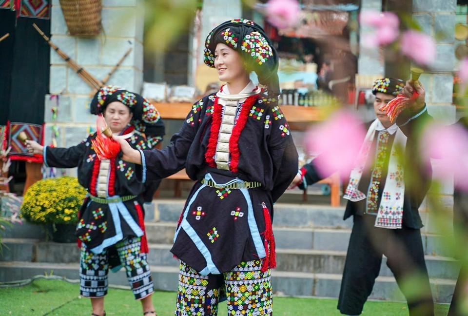 Para el grupo étnico Dao, la danza de la campana es el baile principal en las ceremonias importantes. (Foto: VNA)