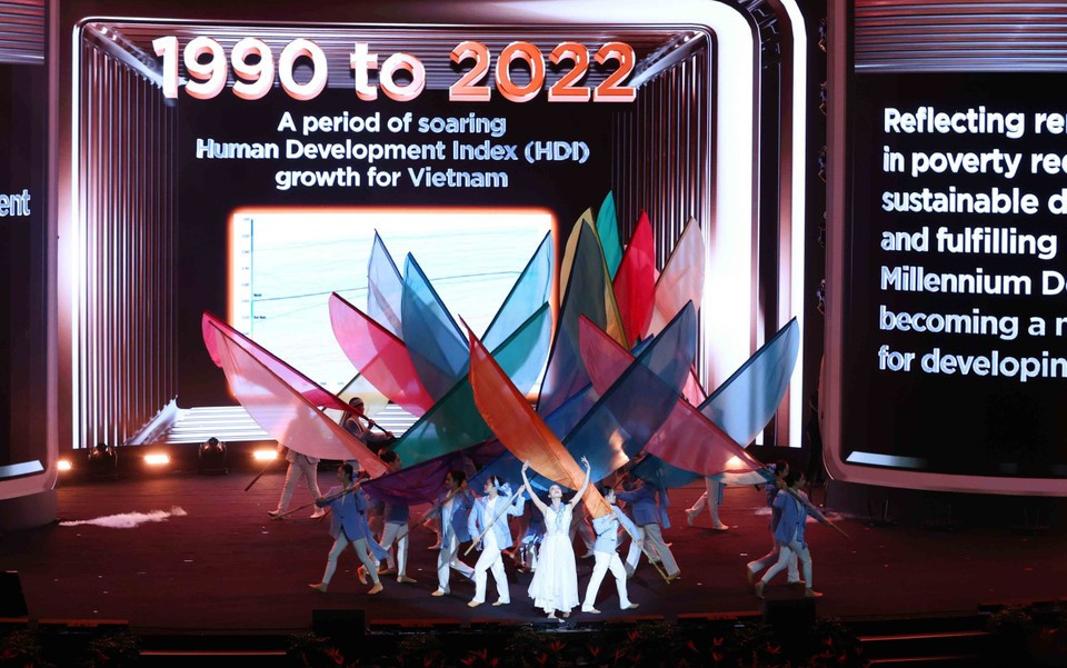 Espectáculo artístico para celebrar la ceremonia de firma de la Convención de las Naciones Unidas contra la Ciberdelincuencia (Convención de Hanoi). (Foto: VNA)