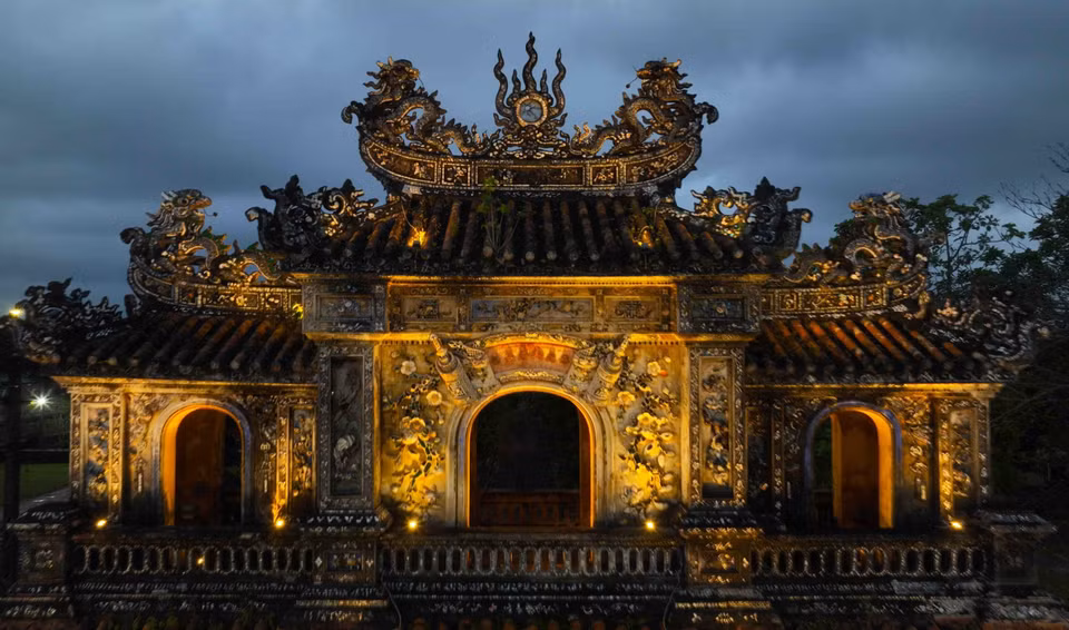 La Puerta Hien Nhon (también conocida como Hien Nhan) se encuentra en el lado este de la Ciudadela Imperial de Hue, sobre la calle Doan Thi Diem, en el barrio de Thuan Thanh, ciudad de Hue. En tiempos pasados, esta puerta estaba reservada exclusivamente para el ingreso y salida de funcionarios y hombres. Es considerada la más hermosa de las 13 puertas de la Ciudadela, gracias a sus intrincados patrones y delicados motivos tallados. (Foto: VNA)