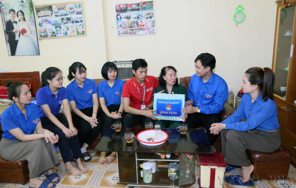 Miembros de la filial de la Unión de Jóvenes Comunistas Ho Chi Minh de la provincia de Son La visitan y entregan regalos a víctimas del agente naranja Le Thi Tam en el barrio Quyet Tam, ciudad de Son La (julio de 2024). (Fuente: VNA)