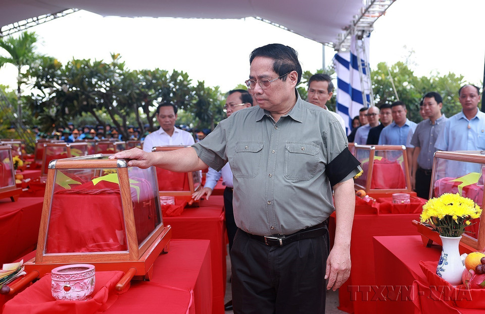 El primer ministro Pham Minh Chinh asiste a la ceremonia de homenaje y entierro de los restos mortales de mártires voluntarios y expertos vietnamitas en el Cementerio de Mártires Doc Ba Đac, provincia de An Giang (julio de 2025). (Fuente: VNA)