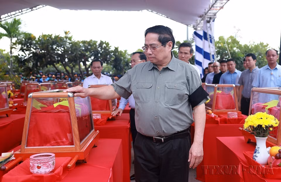 El primer ministro Pham Minh Chinh asiste a la ceremonia de homenaje y entierro de los restos mortales de mártires voluntarios y expertos vietnamitas en el Cementerio de Mártires Doc Ba Đac, provincia de An Giang (julio de 2025). (Fuente: VNA)