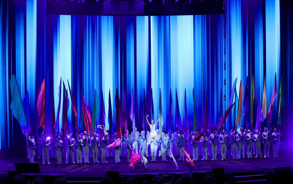 Espectáculo artístico para celebrar la ceremonia de firma de la Convención de las Naciones Unidas contra la Ciberdelincuencia (Convención de Hanoi). (Foto: VNA)