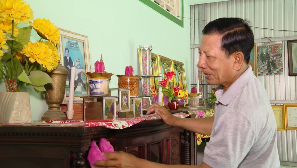 Las familias Khmer de la provincia de Ca Mau limpian y decoran el altar para ofrecer frutas y otros productos en homenaje a sus ancestros. (Foto: VNA)