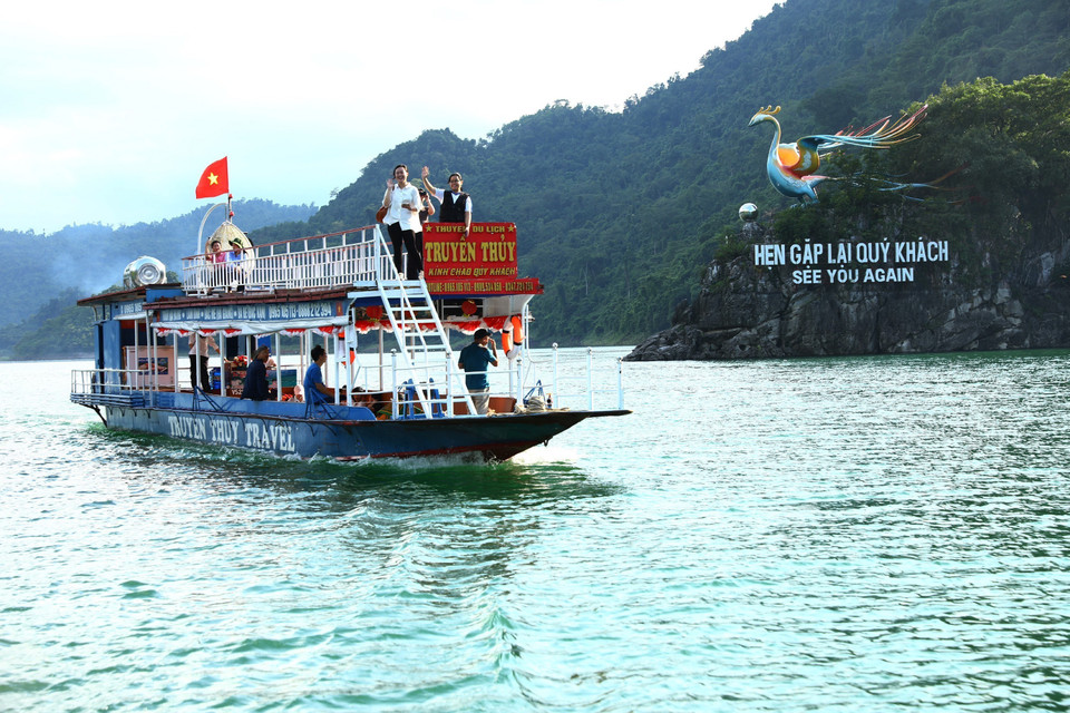 Paseo en barco por el majestuoso embalse de Tuyen Quang. (Foto: VNA)
