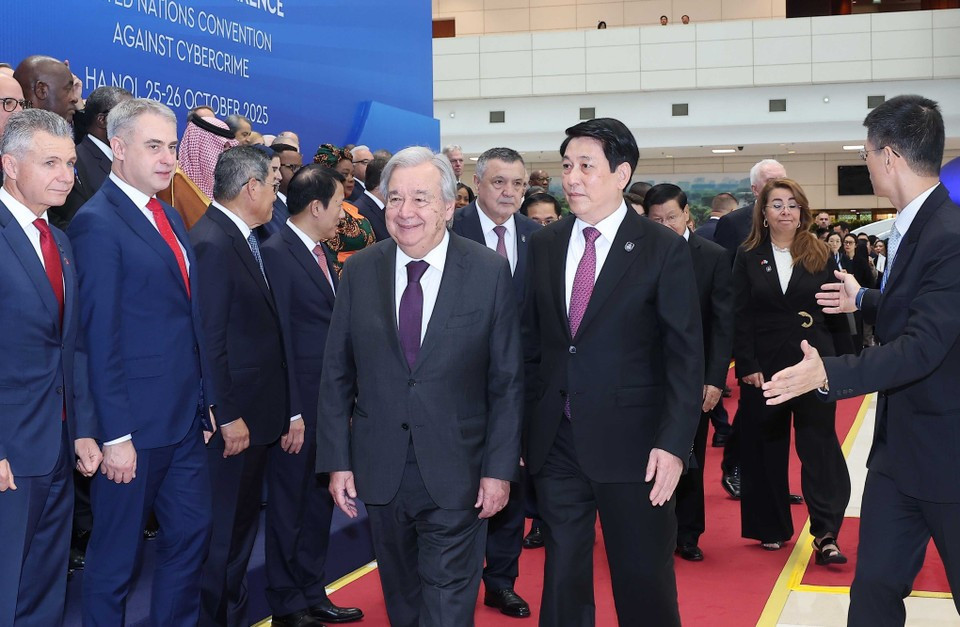 El presidente Luong Cuong y el secretario general de la ONU, António Guterres, copresidieron la ceremonia de firma y la conferencia de la Convención de las Naciones Unidas contra la Ciberdelincuencia (Convención de Hanoi). (Foto: VNA)