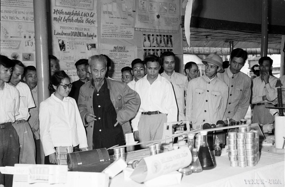 El Presidente Ho Chi Minh visita la exposición de logros en mejoras técnicas de los trabajadores de la capital (23 de mayo de 1959). (Foto: VNA)