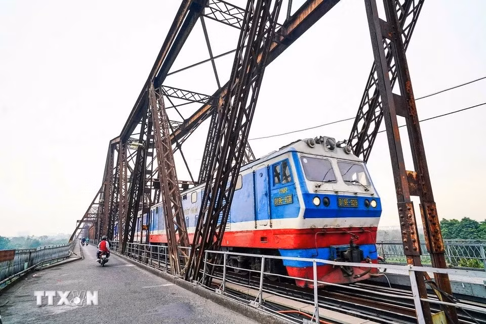 Con más de 120 años de historia, el puente Long Bien es un patrimonio cultural que destaca por su arquitectura antigua, fruto del intercambio cultural entre Vietnam y Occidente, y por ser una "reliquia histórica", convirtiéndose en uno de los símbolos de la capital y un orgullo para sus pobladores. (Foto: VNA)