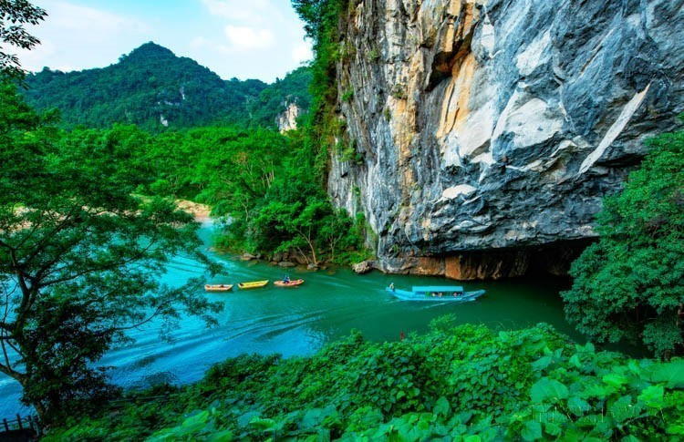 El paisaje frente a la entrada de la cueva Phong Nha (Parque Nacional Phong Nha – Ke Bang) es tan hermoso que parece una pintura hecha realidad. (Fuente: VNA)