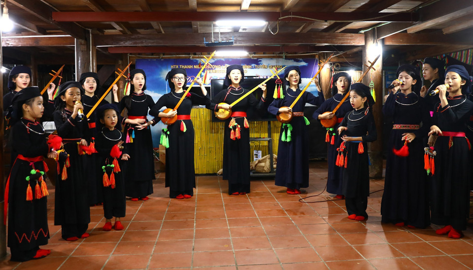 Presentación de cantos Then con laúd Tinh para visitantes en la casa de familia Tai Ngao, aldea de Na Tong, comuna de Thuong Lam (Tuyen Quang). (Foto: VNA)