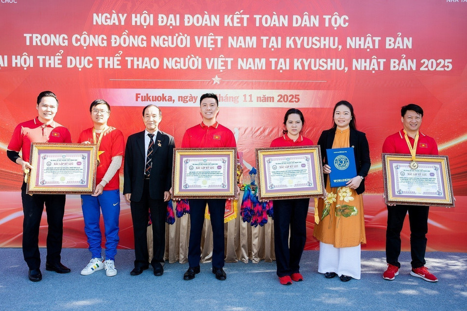 La Organización de Récords de Vietnamitas Globales (VietWorld) confirma el récord: La formación de la bandera de Vietnam en Japón con el mayor número de participantes en un evento. (Foto: VNA)