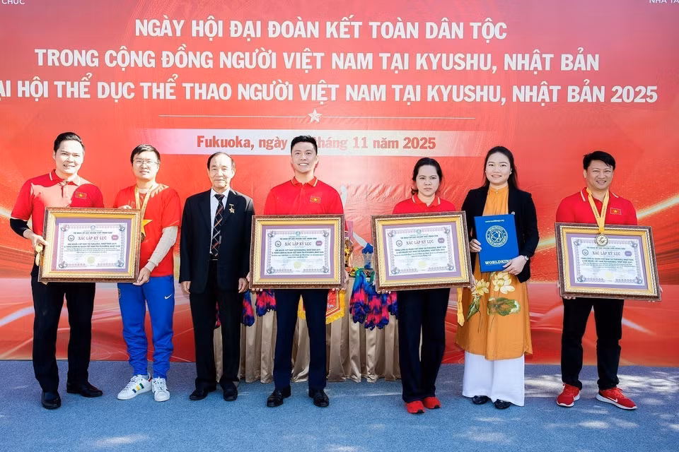 La Organización de Récords de Vietnamitas Globales (VietWorld) confirma el récord: La formación de la bandera de Vietnam en Japón con el mayor número de participantes en un evento. (Foto: VNA)