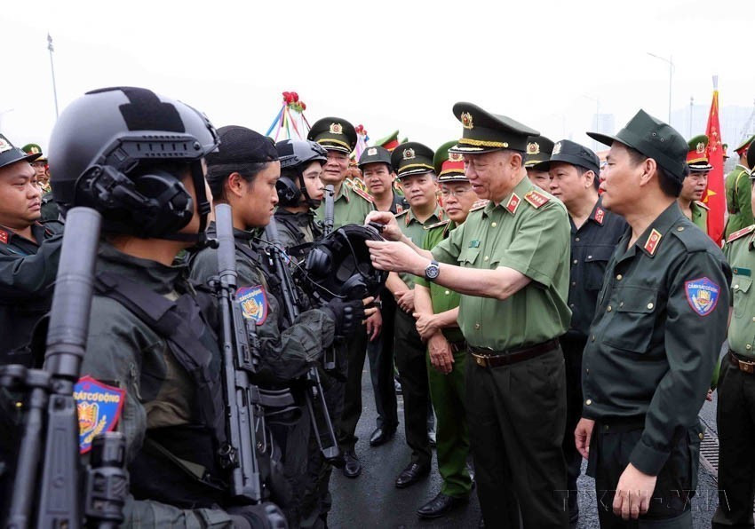 El general To Lam, ministro de Seguridad Pública, inspecciona el equipo y los uniformes del personal y oficiales de la Policía Móvil que participan en el ensayo general del desfile conmemorativo por el 50.º aniversario de la Policía Móvil (el 7 de abril de 2024, en Hanoi). (Foto: VNA)