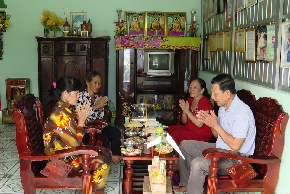 Las familias Khmer en Ca Mau se reúnen en su hogar para compartir deliciosos platillos como una muestra de respeto y gratitud hacia sus ancestros durante el festival Sene Dolta. (Foto: VNA)