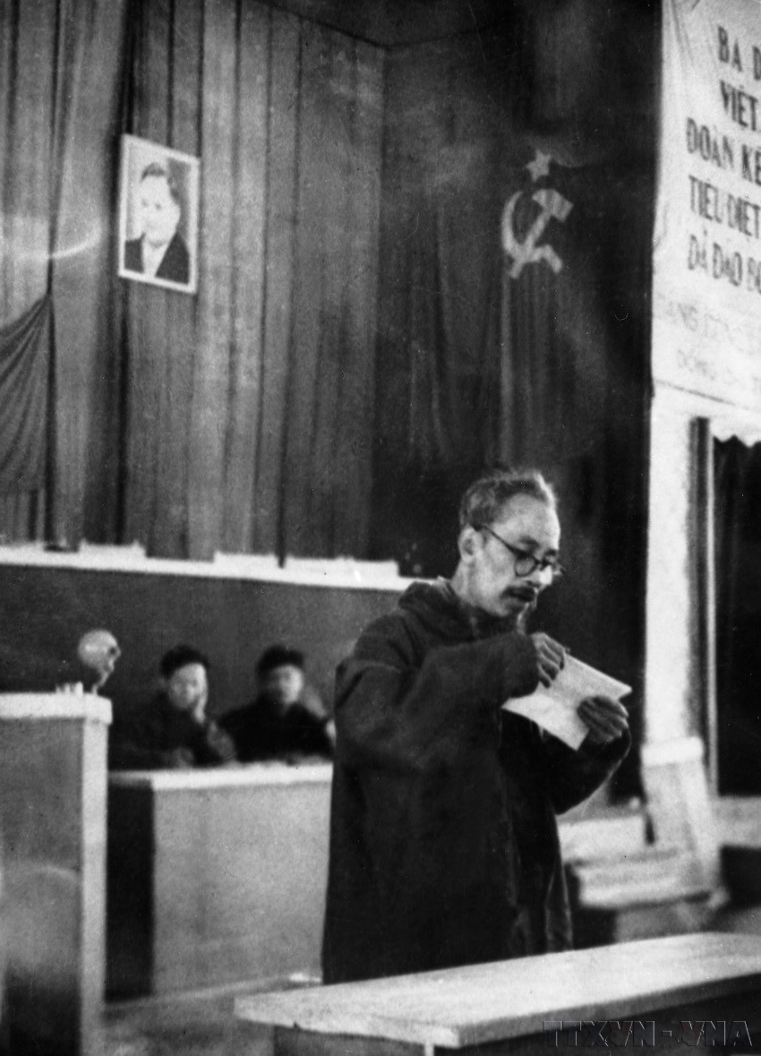 El Presidente Ho Chi Minh leyó el informe político en el Segundo Congreso Nacional del Partido en la base de resistencia del Viet Bac (febrero de 1951). (Foto: VNA)