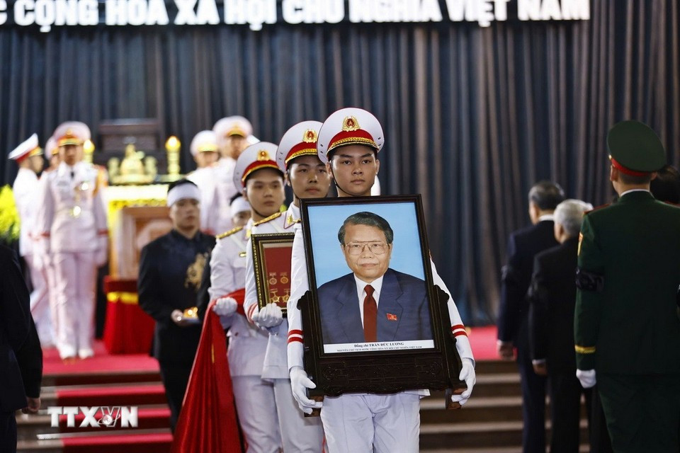 La procesión ceremonial, encabezada por el retrato del expresidente Tran Duc Luong, da inicio al cortejo fúnebre. (Foto: VNA)