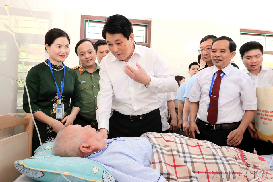 El presidente Luong Cuong visita y entrega regalos al herido de guerra Nguyen Xuan Mai, quien está en tratamiento en el Centro de Rehabilitación para Heridos de Guerra Duy Tien, barrio Duy Tien, provincia de Ninh Binh. (Fuente: VNA)