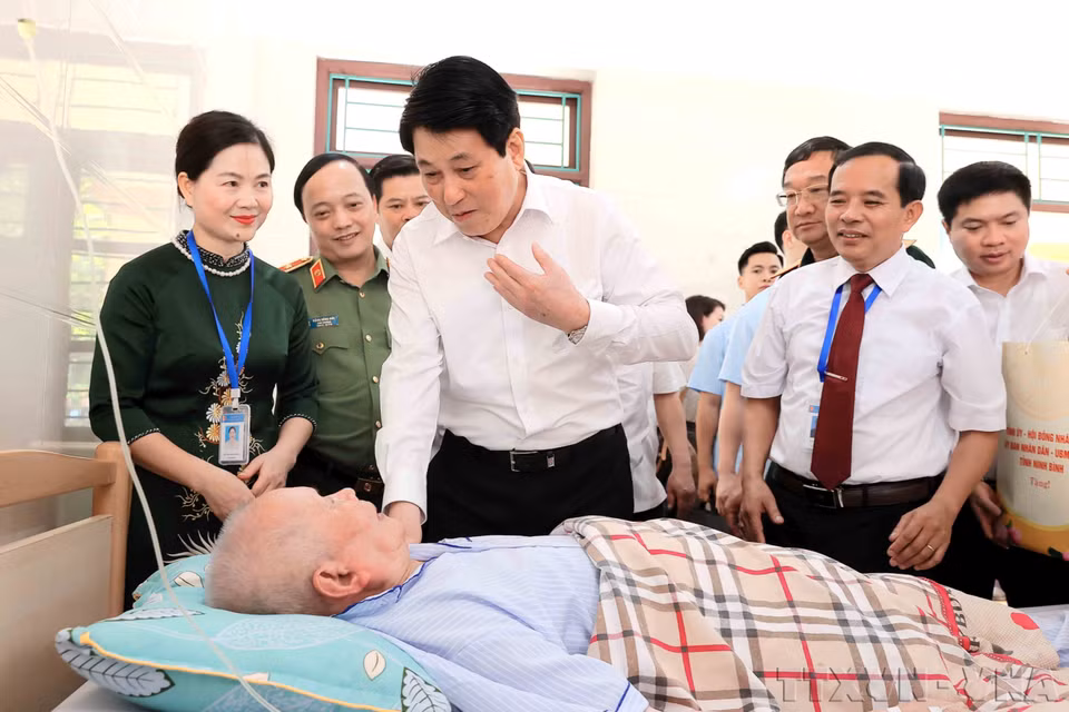 El presidente Luong Cuong visita y entrega regalos al herido de guerra Nguyen Xuan Mai, quien está en tratamiento en el Centro de Rehabilitación para Heridos de Guerra Duy Tien, barrio Duy Tien, provincia de Ninh Binh. (Fuente: VNA)