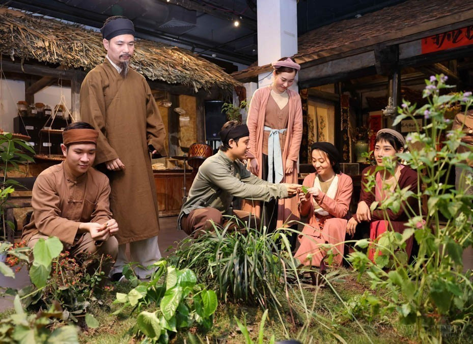 Exposición que presenta hierbas y productos medicinales y el área para preparar medicina oriental en el Centro de Intercambio Cultural del Barrio Antiguo, número 50 de la calle de Dao Duy Tu, Hanoi, para honrar esa profesión tradicional de Vietnam (Foto: VNA)