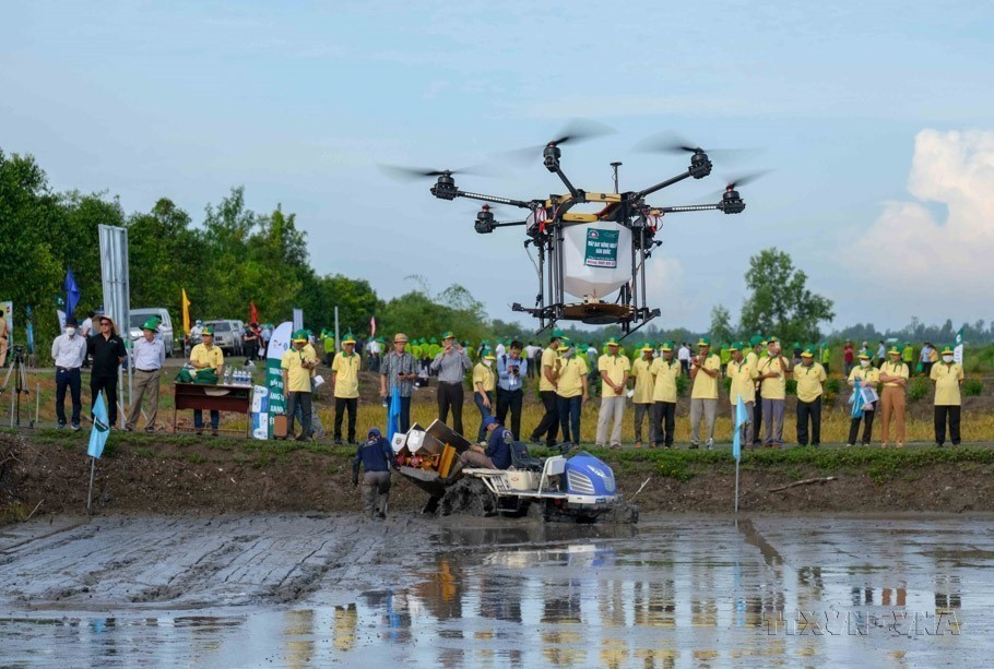 Demostración de drones que rocían pesticidas y fertilizantes en el evento Agritechnica Asia Live 2022 (Promoción y demostración de ciencia y tecnología para transformar la economía agrícola sostenible). (Foto: VNA)