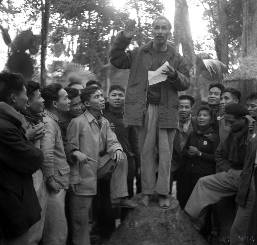 El Presidente Ho Chi Minh habla con los delegados en el Congreso del Partido, que tiene como objetivo hacer pública la operación del Partido (3 de marzo de 1951). (Foto: VNA)