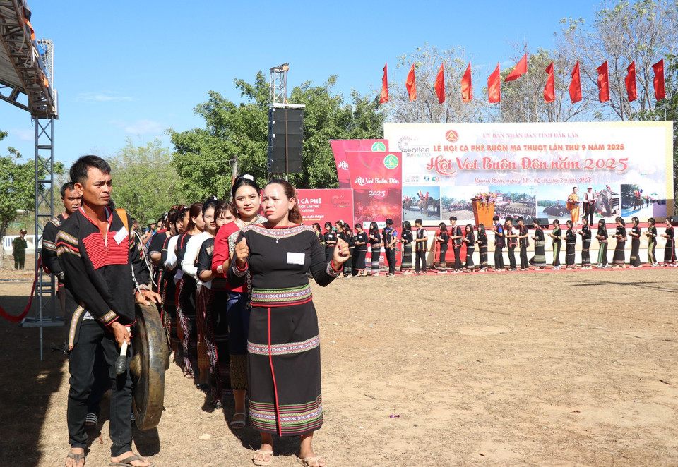 El sonido del gong es la "voz" de la montaña y el bosque, un puente entre los seres humanos y los dioses durante las ceremonias y festividades tradicionales. (Fuente: VNA)