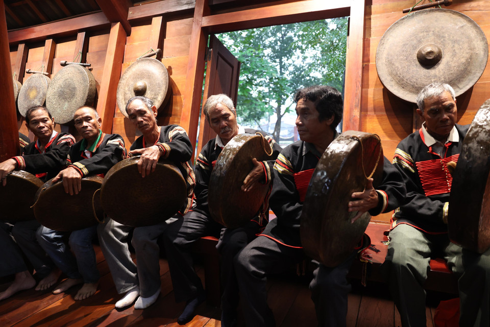 El sonido del gong resuena desde la tradicional casa comunal de los E De. (Fuente: VNA)