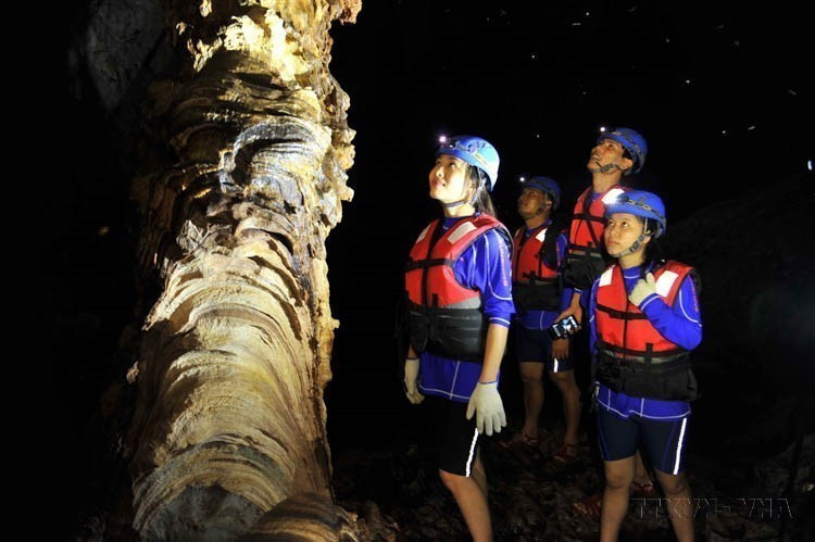 Los turistas disfrutan de la imponente belleza natural de la cueva Oscura, situada dentro del Parque Nacional Phong Nha – Ke Bang. (Fuente: VNA)