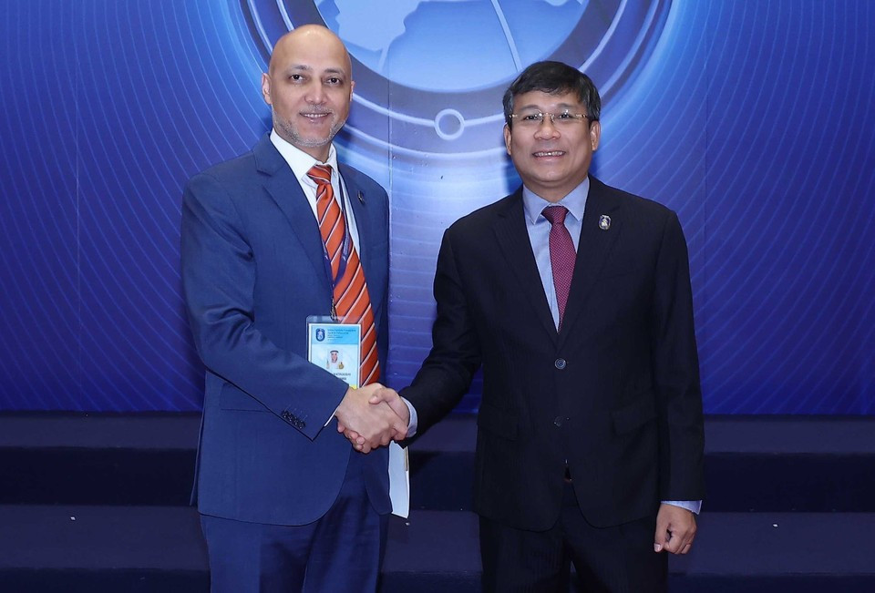 El viceministro permanente de Relaciones Exteriores, Nguyen Minh Vu, da la bienvenida a los jefes de delegación que asisten a la ceremonia de firma de la Convención de las Naciones Unidas contra la Ciberdelincuencia (Convención de Hanoi) en Hanoi. (Foto: VNA)