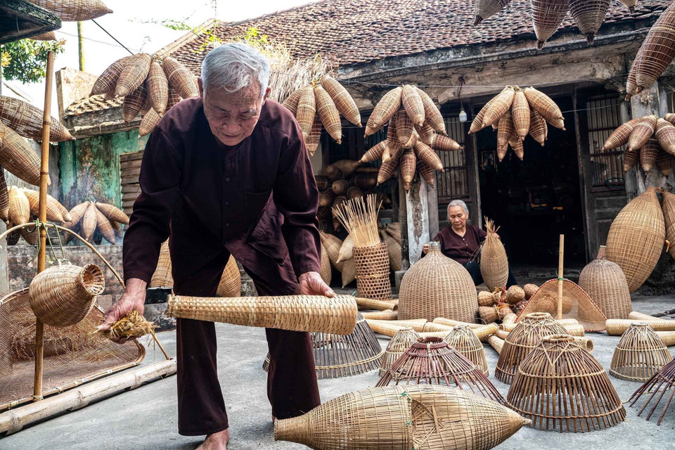 El señor Luong Son Bac comenzó a tejer cestas a los 13 años y, con más de 80 años, sigue dedicado a preservar estos valores tradicionales. (Foto: VNA)