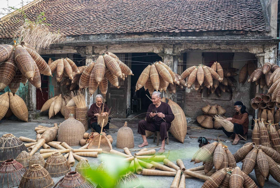 Los ancianos del pueblo se sientan juntos a tejer cestas, preservando y promoviendo la tradición, además de obtener ingresos adicionales. (Foto: VNA)