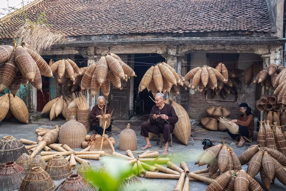 Los ancianos del pueblo se sientan juntos a tejer cestas, preservando y promoviendo la tradición, además de obtener ingresos adicionales. (Foto: VNA)