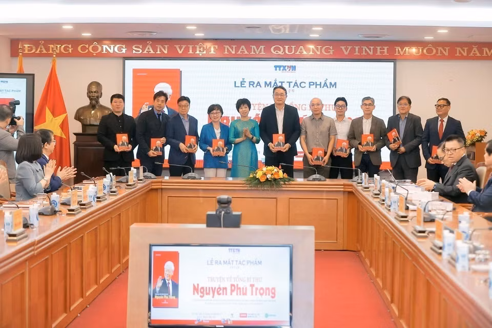 La directora general de la Agencia Vietnamita de Noticias (VNA), Vu Viet Trang, presentó el libro "Historia del Secretario General Nguyen Phu Trong", escrito por el autor surcoreano Chulhyeon y traducido y publicado por la Editorial de la VNA, a delegados de Corea del Sur (23 de octubre de 2024, Hanoi). (Foto: VNA)