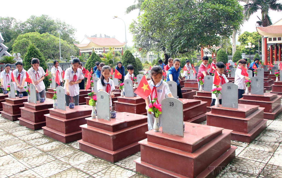 Miembros de la asociación de niños y jóvenes de la ciudad de Yen Chau (Yen Chau, Son La) ofrecen incienso para rendir homenaje a los héroes en el cementerio de mártires del distrito. (Fuente: VNA)
