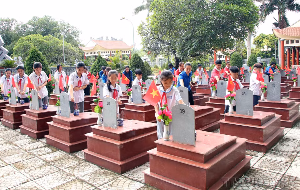 Miembros de la asociación de niños y jóvenes de la ciudad de Yen Chau (Yen Chau, Son La) ofrecen incienso para rendir homenaje a los héroes en el cementerio de mártires del distrito. (Fuente: VNA)