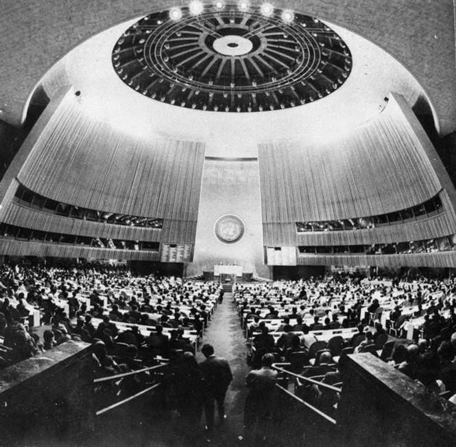 La creación de la ONU en 1945 reflejó el deseo común de los pueblos del mundo por una era de paz, seguridad y desarrollo después de los horrores de la Segunda Guerra Mundial. En la foto: la 32.ª sesión plenaria de la Asamblea General de la ONU, el 20 de septiembre de 1977. (Foto: Archivo de VNA)
