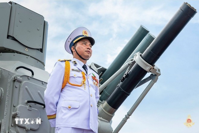 El contralmirante Nguyen Van Bach, subcomandante - jefe de Estado Mayor de la Armada Popular de Vietnam, comandante de las fuerzas que desfilan en el mar. (Fuente: Armada Popular de Vietnam/VNA)