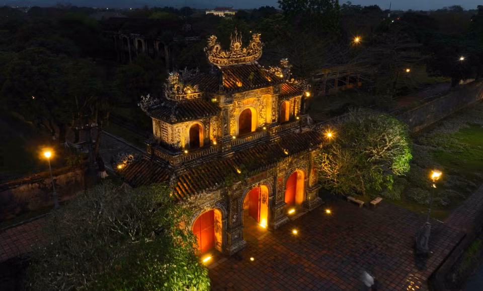 La Puerta Hien Nhon (también conocida como Hien Nhan) se encuentra en el lado este de la Ciudadela Imperial de Hue, sobre la calle Doan Thi Diem, en el barrio de Thuan Thanh, ciudad de Hue. En tiempos pasados, esta puerta estaba reservada exclusivamente para el ingreso y salida de funcionarios y hombres. Es considerada la más hermosa de las 13 puertas de la Ciudadela, gracias a sus intrincados patrones y delicados motivos tallados. (Foto: VNA)
