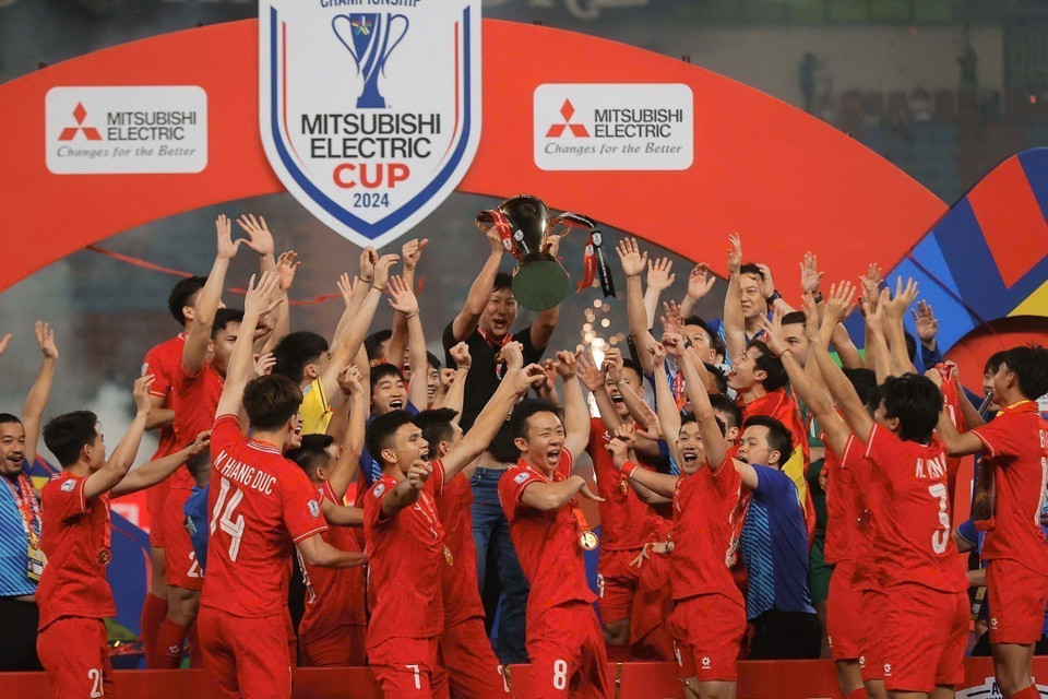 Bajo la dirección del entrenador surcoreano Kim Sang-sik, los jugadores vietnamitas ganaron la Copa ASEAN 2024. (Foto: VNA)