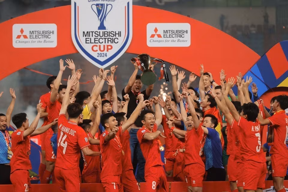 Bajo la dirección del entrenador surcoreano Kim Sang-sik, los jugadores vietnamitas ganaron la Copa ASEAN 2024. (Foto: VNA)