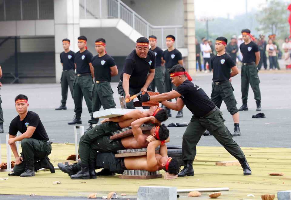 Demostración de “khi cong” (artes marciales internas) por parte de oficiales y policías móviles. (Foto: VNA)