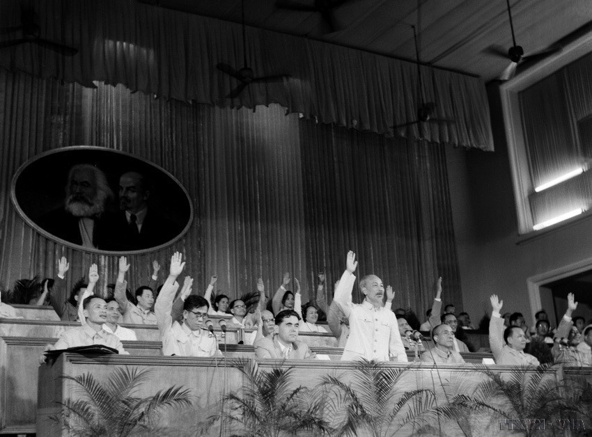 El Presidente Ho Chi Minh y los delegados votaron para aprobar documentos en el Tercer Congreso Nacional del Partido (septiembre de 1960). Foto: VNA