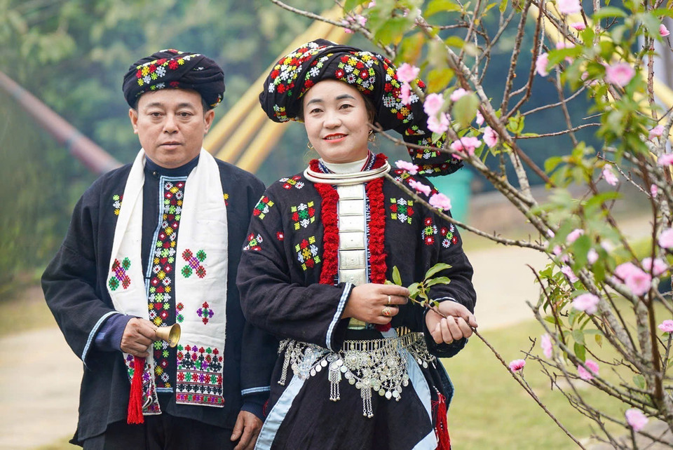 Los trajes de Dao Tien, con bordados elaborados y sofisticados y un alto valor estético, también cuentan largas historias sobre la historia y los orígenes de la nación. (Foto: VNA)