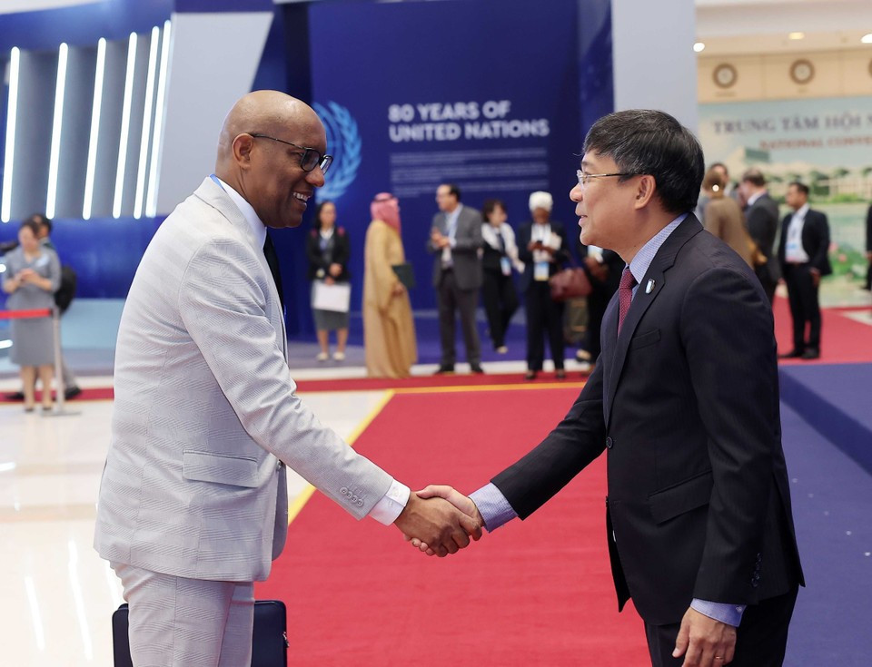 El viceministro permanente de Relaciones Exteriores, Nguyen Minh Vu, da la bienvenida a los jefes de delegación que asisten a la ceremonia de firma de la Convención de las Naciones Unidas contra la Ciberdelincuencia (Convención de Hanoi) en Hanoi. (Foto: VNA)