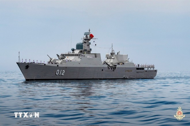 La fragata misilera Ly Thai To participa en un desfile marítimo. (Fuente: Armada Popular de Vietnam/VNA)